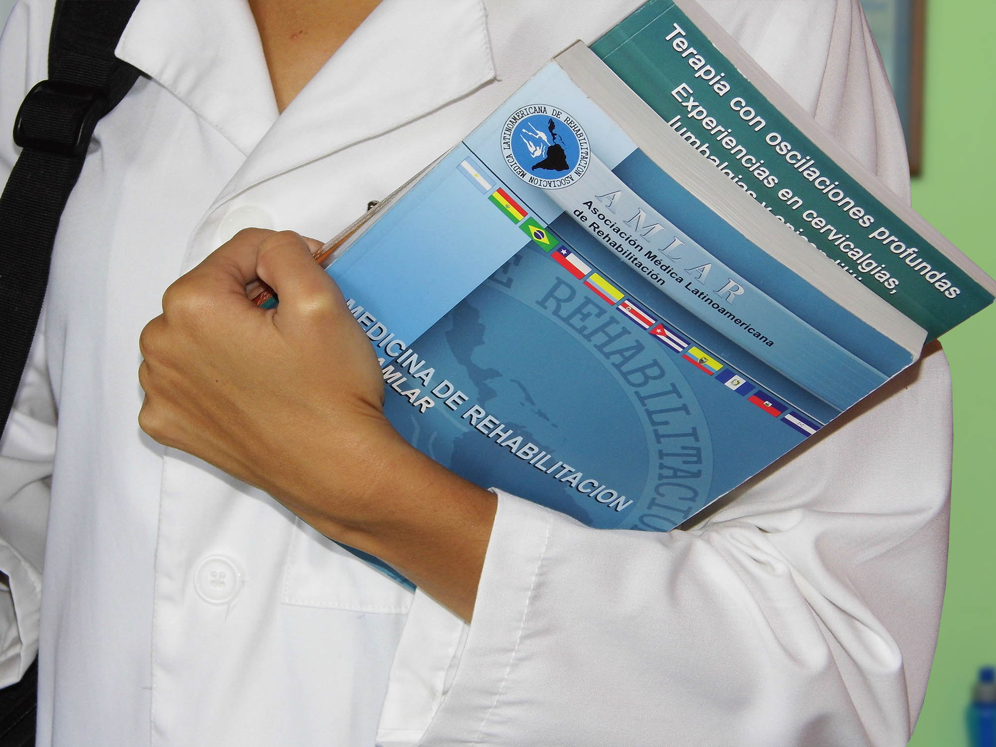 Profesional de la salud con los libros Medicina de Rehabilitación y Terapia con oscilaciones profundas